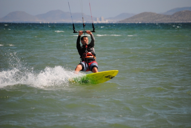 Sobre las olas con el equipo de kite